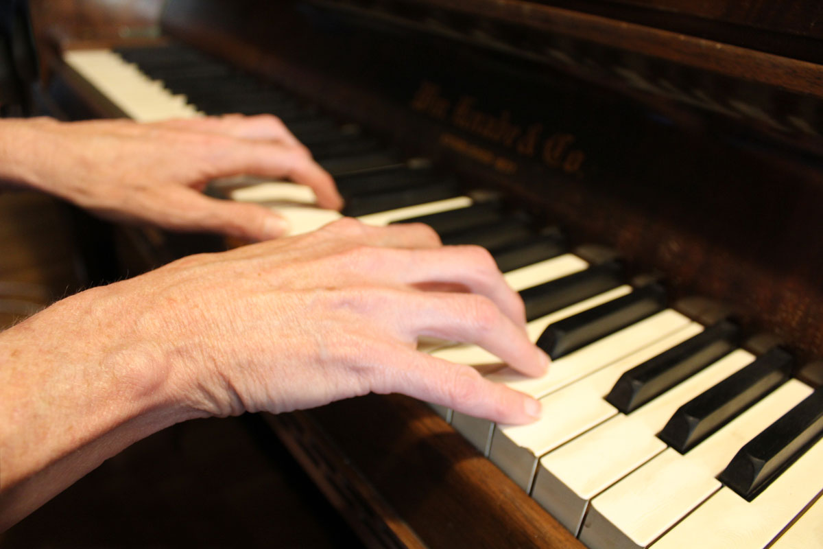 hands playing piano