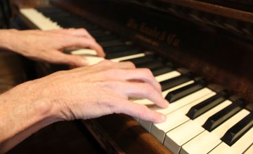 hands playing piano